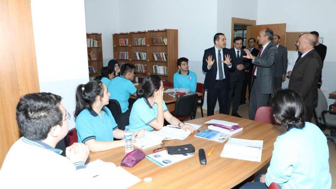 Valimiz Türker Öksüz, Harakani Anadolu Lisesini ziyaret etti. 