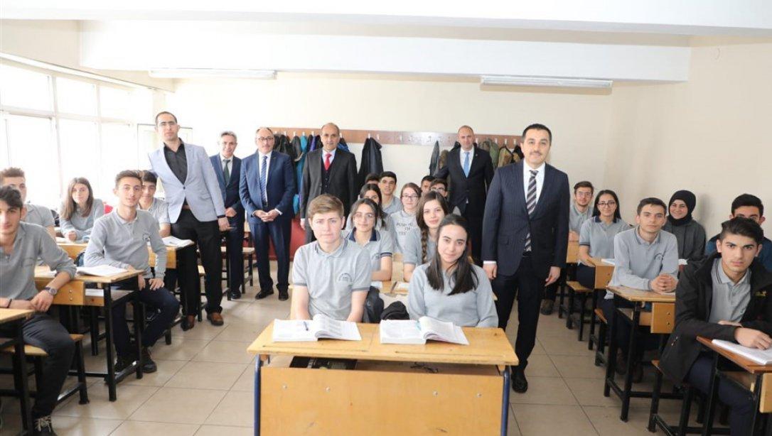 Valimiz Türker Öksüz okulları ziyaret etti.